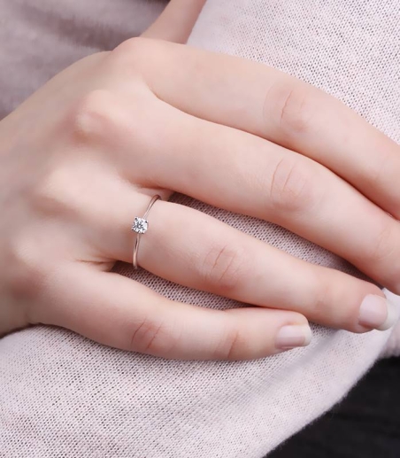 Anillo "Arezzo" Oro Blanco 18k y Diamante 0.25 cts