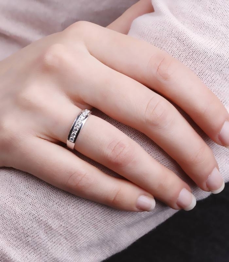 Anillo "Willa" Oro Blanco y Diamantes 0,50cts.