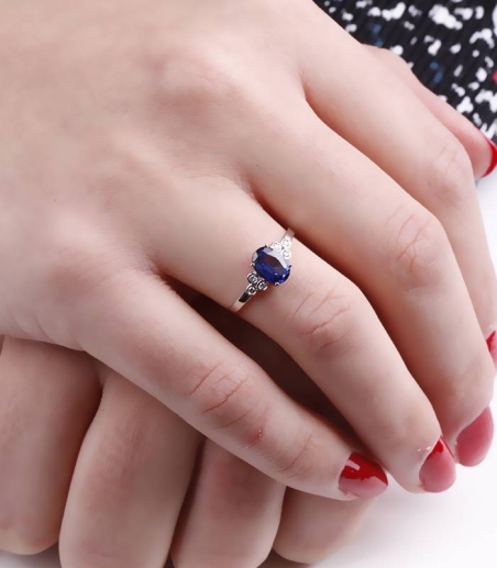Anillo Oro 18k, esmeralda y diamantes 0.04cts "Barile"