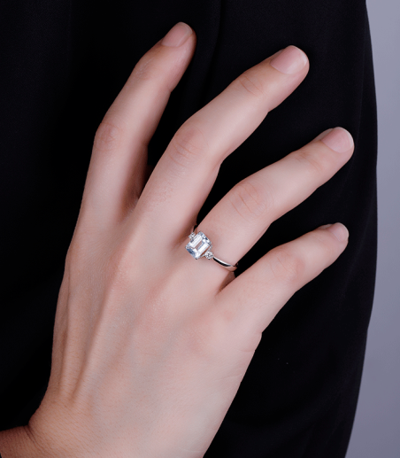 Anillo Oro 18k aguamarina y diamantes 0.10cts "Shay"