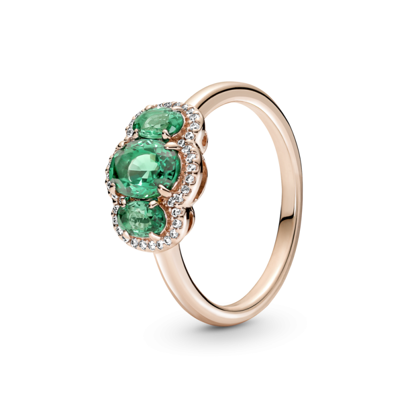 Un anillo con una piedra verde y un anillo de diamantes.