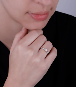 ANILLO "SALERNO" ORO BLANCO 18K Y DIAMANTES 0.30 CTS