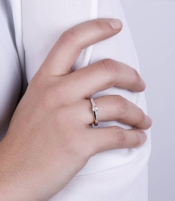 ANILLO "ACCEGLIO" ORO BLANCO 18K Y DIAMANTES 0.20 CTS