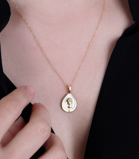 Medalla Oro 18k, nácar y circonita "Virgen Niña"