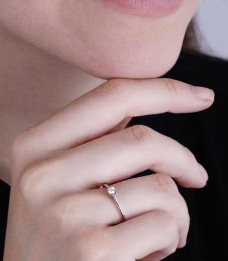 ANILLO "VITTORIA" ORO BLANCO 18K Y DIAMANTE 0.10 CTS