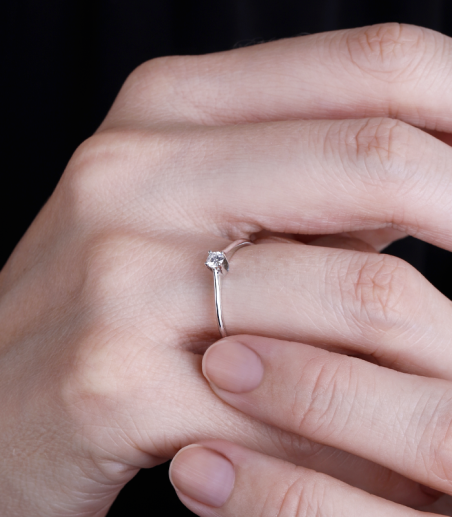ANILLO "VITTORIA" ORO BLANCO 18K Y DIAMANTE 0.10 CTS