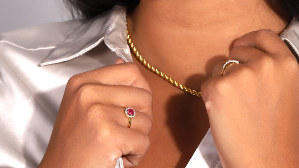 anillo rubí