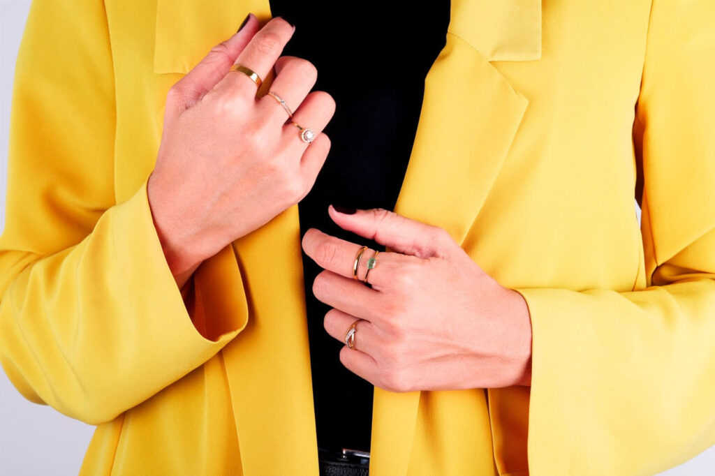 ¿Qué significado tienen los anillos según el dedo?