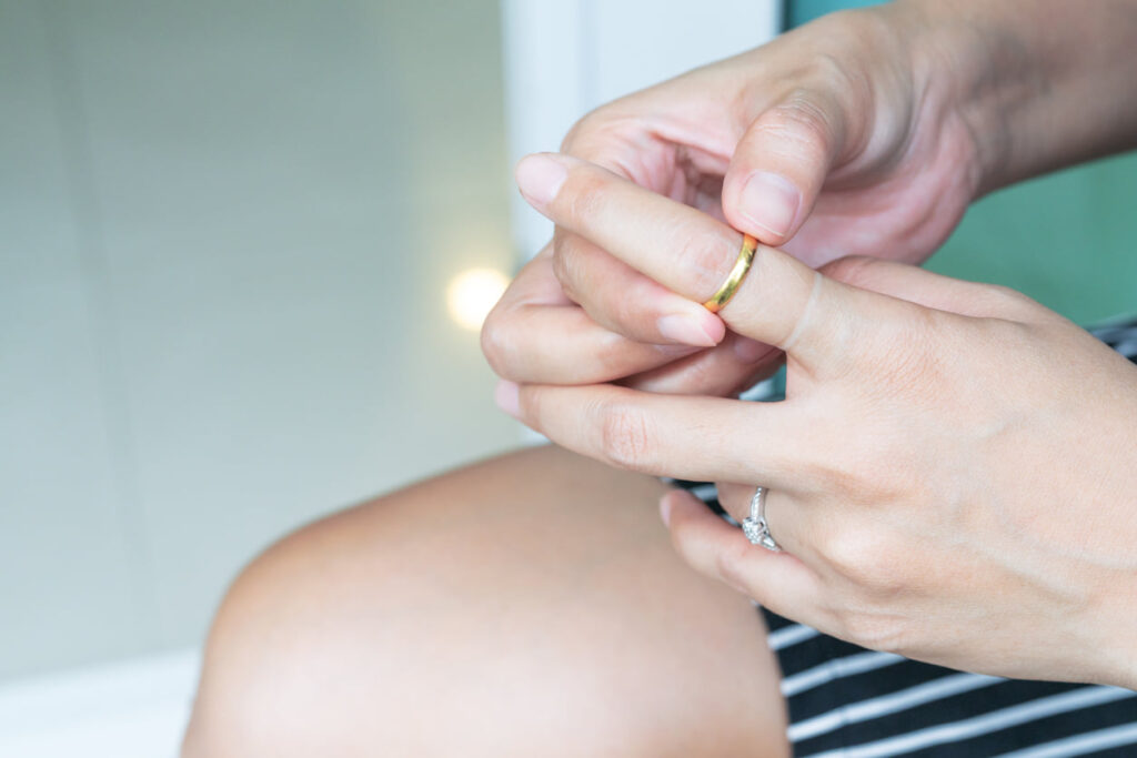 ¿Cómo puedo sacar un anillo del dedo que se ha atascado?