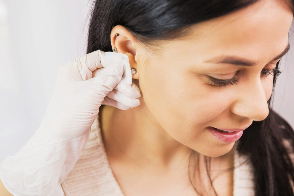 Cómo desinfectar un pendiente en la oreja