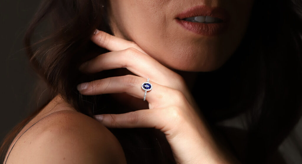 donde va el anillo de compromiso