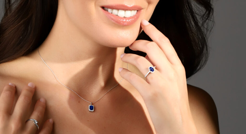 mano anillo de compromiso